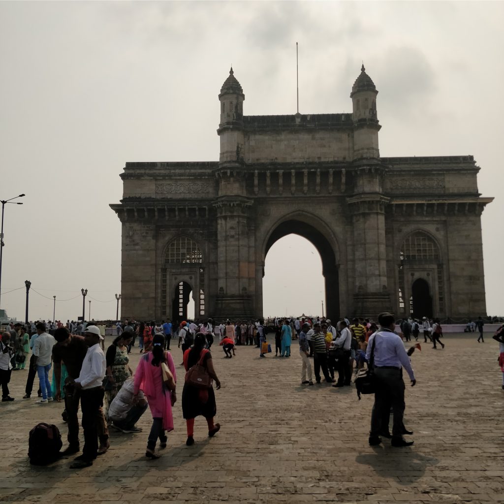 Şehrin en önemli sembollerinden; Gate of India